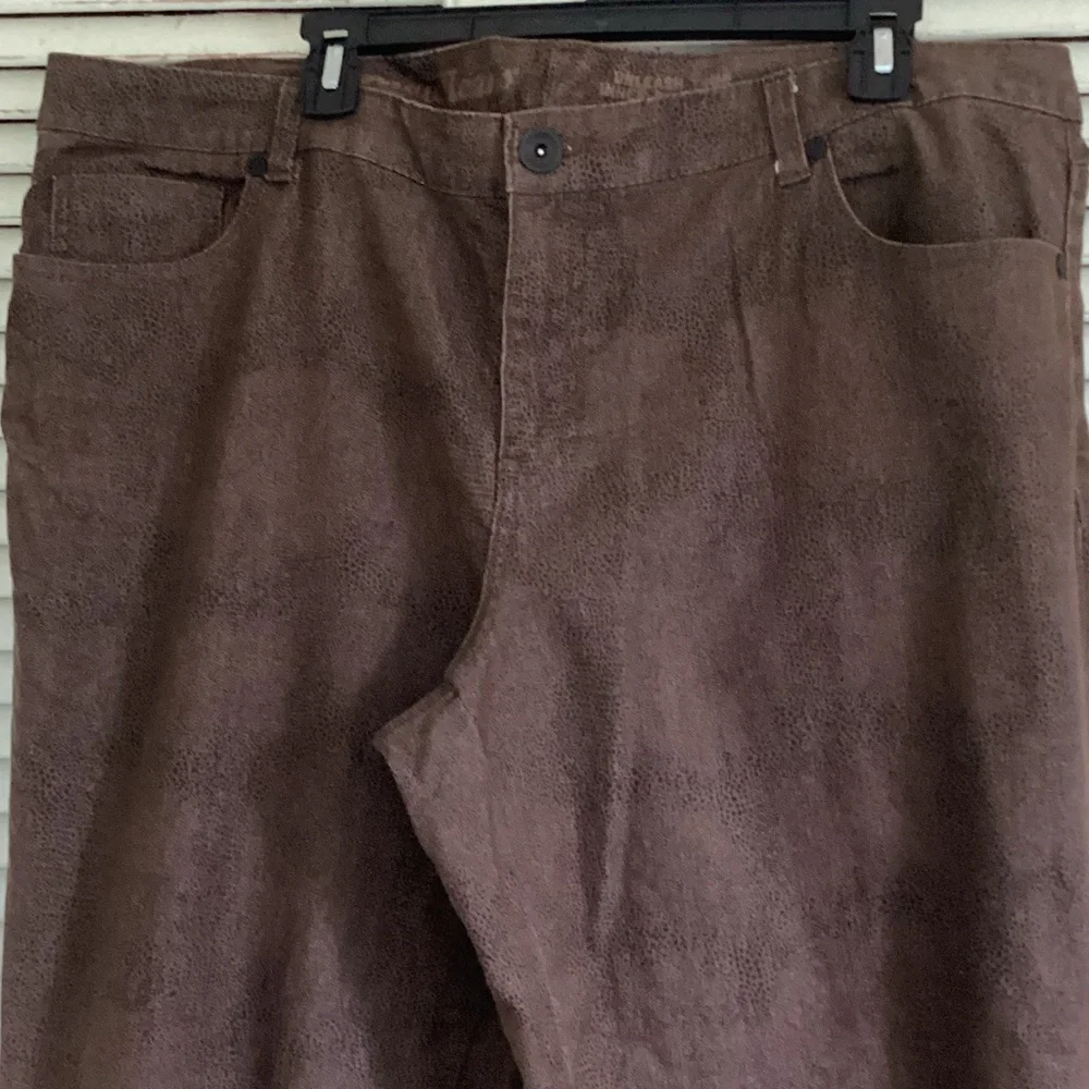 Avenue jeans in Dark brown animal print with functional zippers at ankle 18W